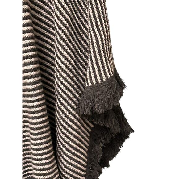 EYEFUL Beige Gray Print Shawl Wrap Scarf Fringe NYC Boutique Boho Chic - Picture 5 of 9